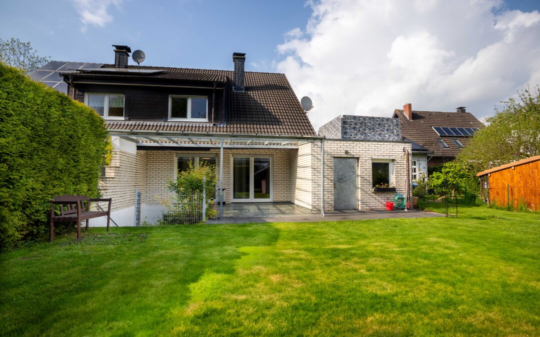 MODERNE DOPPELHAUSHÄLFTE