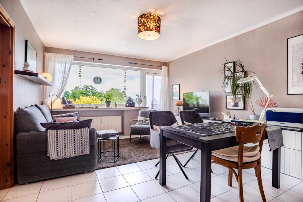 Wohnzimmer einer Eigentumswohnung in Schwerte mit Ausblick